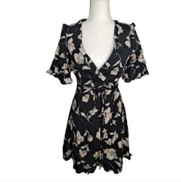 Storia wrap dress can fit sz small to sz large as it is adjustable - Picture 3 of 3